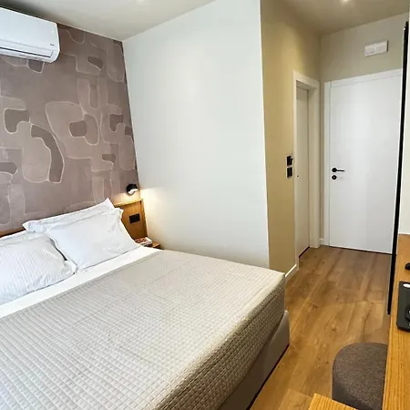 Serenity Hotel *